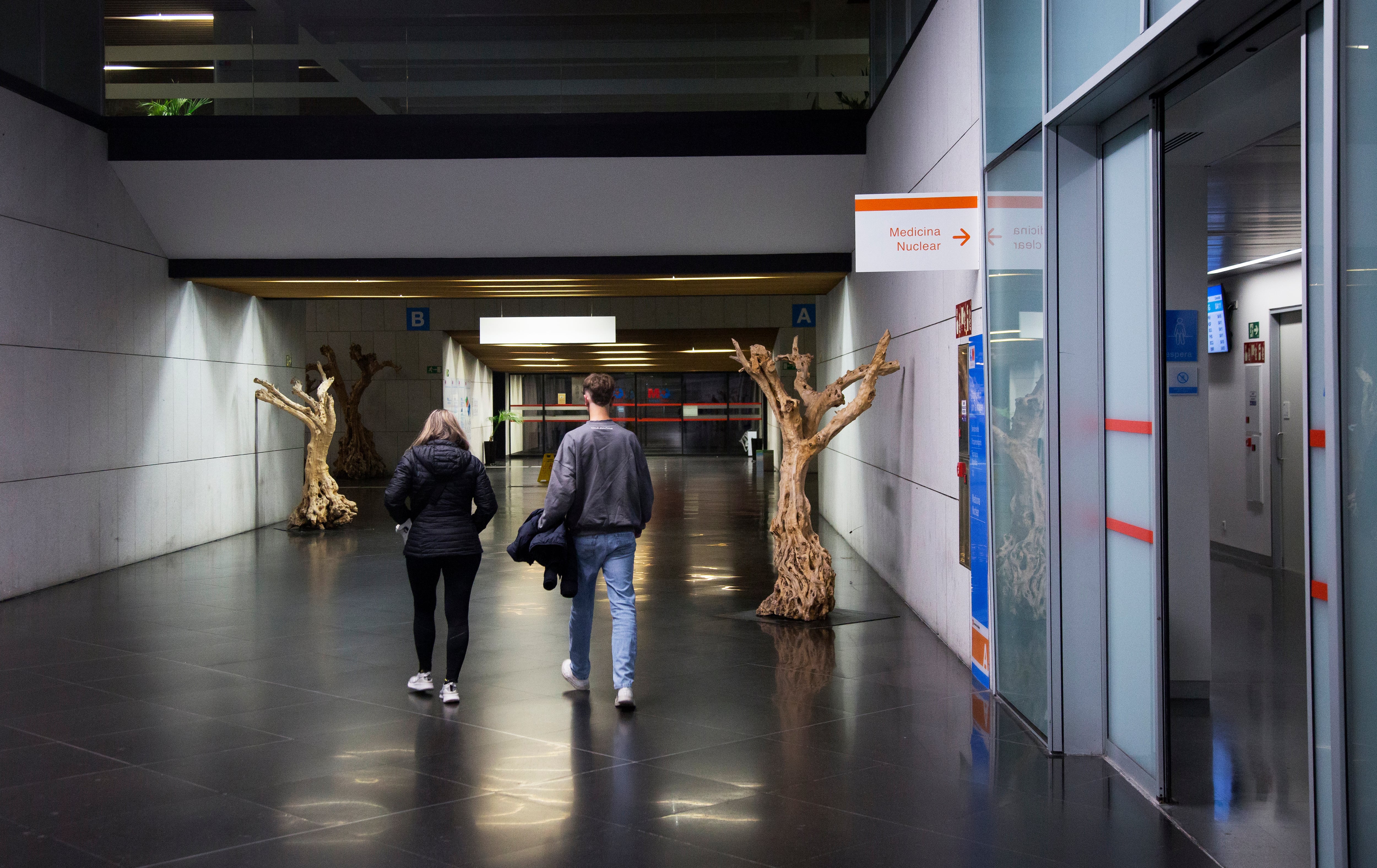 Dos personas salen del servicio de diagnóstico por la imagen del Hospital de Villalba, en la madrugada del sábado.