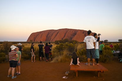 Centenares de turistas han acudido este viernes al Uluru, el monolito rojo sagrado para los aborígenes australianos, para intentar alcanzar la cima antes de que el sábado entre en vigor la prohibición de escalarlo.