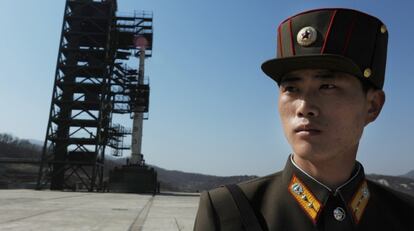 Un soldado norcoreano, ayer, ante el cohete que lanzar&aacute; su pa&iacute;s.