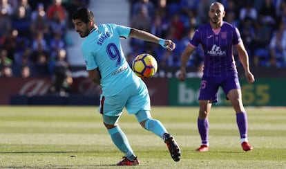 Suárez intercepta un balón ante Amrabat.