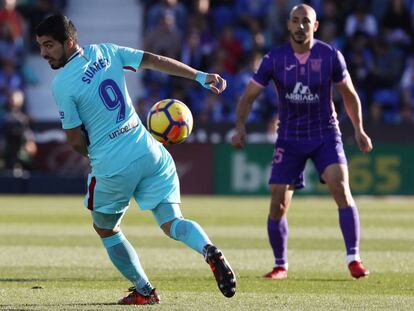 Suárez intercepta un balón ante Amrabat.