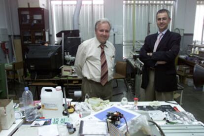 Antonio Barrero (izquierda) e Ignacio González Loscertales, en su laboratorio de la Universidad de Málaga.