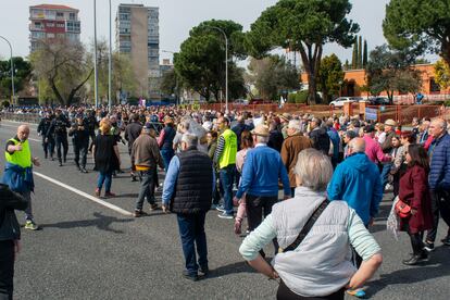 Los vecinos de Aluche y Campamento invaden la A-5, el 17 de marzo de 2024.