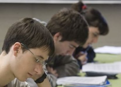 Alumnos de 1º de Bachillerato en una clase de Inglés.