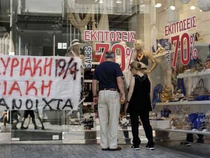 Una botiga anuncia rebaixes, ahir a Atenes.