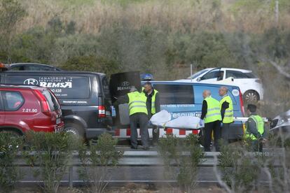 Fins a la zona s'han desplaçat 17 dotacions de bombers, set ambulàncies medicalitzades i cinc ambulàncies bàsiques. A la imatge, membres d'una funerària es porten a un dels morts.