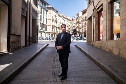 Alejandro Ibrahim, director del aeropuerto de Teruel, fotografiado en una calle del centro de la ciudad.



