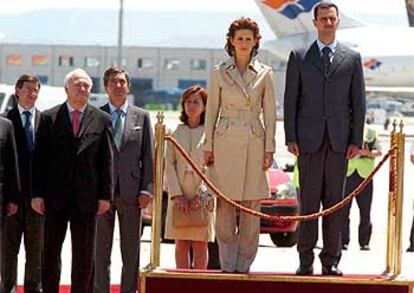 Bachar al Assad y su mujer, Asma, saludan a las autoridades a su llegada a Madrid a primera hora de la tarde.