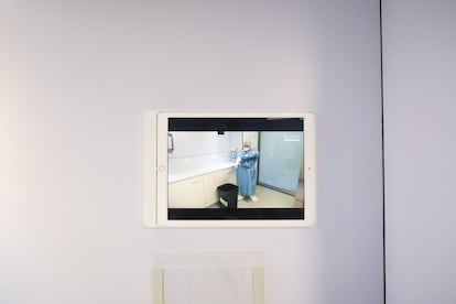 Tableta para mostrar al personal sanitario el uso de equipos de protección ante la covid-19, en la UCI del hospital Clínic de Barcelona.