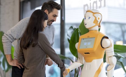 ARI, el robot social de PAL Robotics.