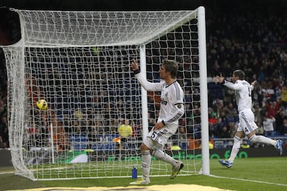 Fabio Coentrao celebra el segundo gol de su equipo.