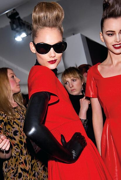 <b>La hora del recogido
</b>Mujer poderosa, <i>sexy,</i> sofisticada y provocadora que no teme utilizar diversos productos de peinado. La firma Issa apuesta en su desfile por un moño altísimo y muy tirante para conseguir un efecto <i>lifting</i> en el rostro.