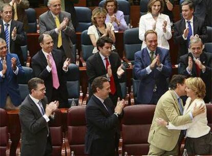 Aguirre recibe las felicitaciones de su grupo.