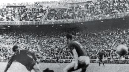 Marcelino marca el gol de España en la final de la Eurocopa de 1964 contra la URSS.