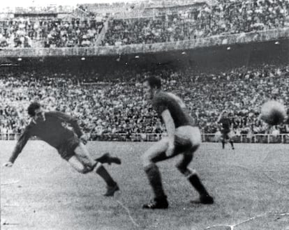 Marcelino marca el gol de España en la final de la Eurocopa de 1964 contra la URSS