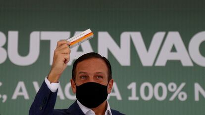 João Doria, gobernador de São Paulo, enseña una caja de la ButanVac, el primer inmunizante contra la covid-19 producido en Brasil.