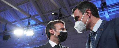 El presidente francés, Emmanuel Macron (izquierda) y el presidente del Gobierno español, Pedro Sánchez.