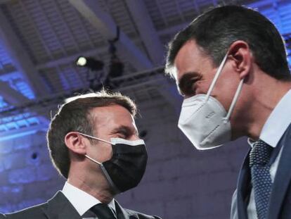 El presidente francés, Emmanuel Macron (izquierda) y el presidente del Gobierno español, Pedro Sánchez.