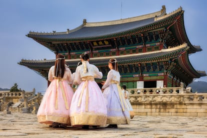 Unas niñas con el traje tradicional surcoreano en el palacio de Gyeongbokgung, Seúl.