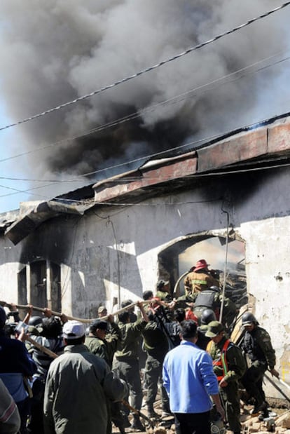 Labores de extinción del incendio del edificio de Aduanas en Oruro.