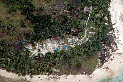 Vista aérea de una zona devastada dos días después de ser alcanzada por un maremoto, en la isla de Siporapora, dentro del archipiélago de las Mentawai, en la costa occidental de la isla de Sumatra.