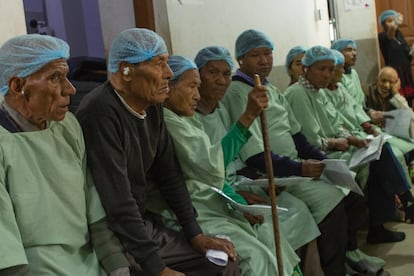 Los enfermos esperan para una operación que el equipo de Tilganga consigue realizar en menos de 5 minutos. Han llegado a intervenir a 1.100 pacientes en un fin de semana.