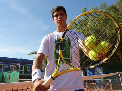 Carlos Alcaraz posa en la JC Ferrero Equelite Sport Academy de Villena.