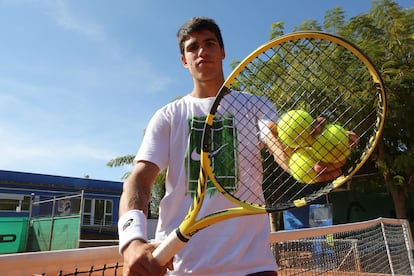 Carlos Alcaraz posa en la JC Ferrero Equelite Sport Academy de Villena.