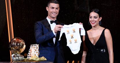 Georgina Rodríguez con Cristiano Ronaldo durante la entrega del balón de oro de 2017.