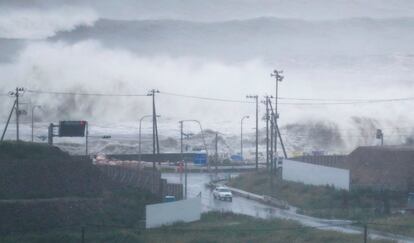 Altas olas provocadas por el Tifón Lionrock chocan con las rocas costeras de la ciudad de Ishinomaki, en la prefectura de Miyagi (Japón).