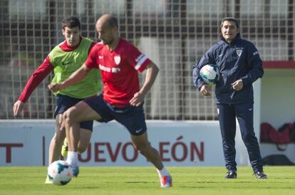 Valverde, al fondo, observa a Mikel Rico con la pelota.