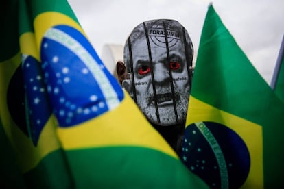 Manifestantes contrários a Lula protestaram nesta manhã (10), em Curitiba.