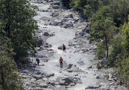 Socorristas buscan en la corriente de Raganello (Italia) a los desaparecidos durante una crecida.