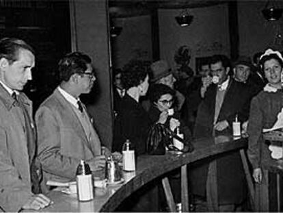 Miguel Delibes, a la izquierda, en un bar de Santiago de Chile en los primeros años cincuenta. Con motivo de este viaje redactó la mayoría de las notas que se incluyen en el libro.