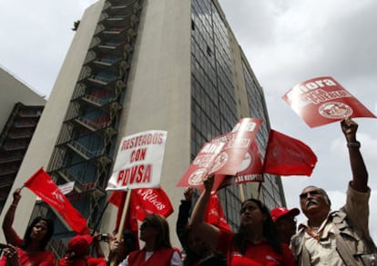 Cientos de trabajadores de la estatal Petróleos de Venezuela (PDVSA) protestan en la sede de la compañía en Caracas por las sanciones de EE UU