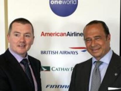 El consejero delegado de British Airways (BA), Willie Walsh y el  presidente de Iberia, Antonio Vázquez, al término de la primera reunión celebrada este año por la junta directiva de la alianza aérea Oneworld