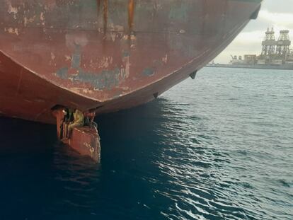 Imagen de los tres varones localizados sobre el timón del petrolero 'Alithini II’ el pasado lunes en Las Palmas.