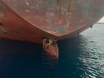 Los tres polizones que llegaron a Las Palmas de Gran Canaria en el timón de un petrolero procedente de Lagos (Nigeria), en una imagen de Salvamento Marítimo.