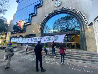 Estudiantes y docentes se manifiestan frente a la sede del CONACYT el 14 de enero de este año.