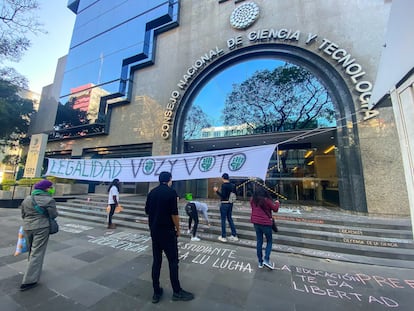 Estudiantes y docentes se manifiestan frente a la sede del CONACYT el 14 de enero de este año.