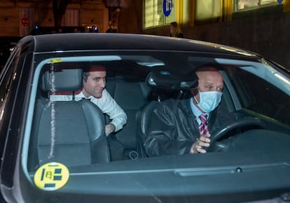 El secretario general del PP, Teodoro García Egea (al fondo), en un coche frente de la sede del Partido Popular en la calle Génova de Madrid, el pasado jueves.