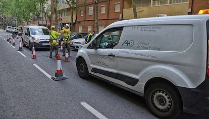 Tècnics inspeccionen les clavegueres de Barcelona.