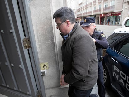 Un agente de Policía Nacional lleva al acusado de un triple crimen, José Luis Abet, a la Audiencia Provincial de Pontevedra, a 13 de marzo de 2023, Gustavo de la Paz / Europa Press