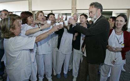 El doctor Montes, en enero de 2008, celebra con personal del hospital Severo Ochoa de Leganés (Madrid) el archivo de la causa contra él por ayudar a morir a más de 400 pacientes en estado terminal.