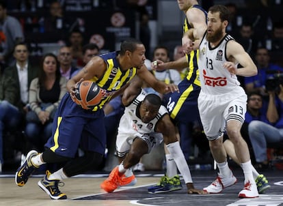 Goudelock ante la defensa de Slaughter y Sergio Rodríguez.