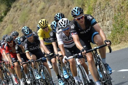 Froome rodeado de todos los componentes de su equipo