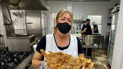 Ángeles González con una gallineta recién frita. J.C. CAPEL