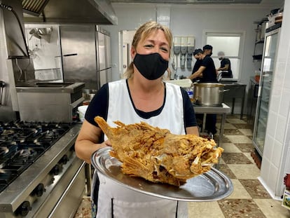 Ángeles González con una gallineta recién frita. J.C. CAPEL