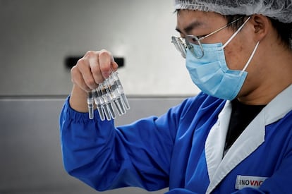 Un trabajador examina un lote de vacunas en la fábrica de Sinovac en Pekín.