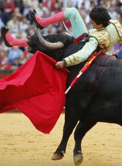 Miguel Ángel Delgado, volteado por su segundo toro.